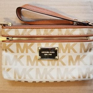 Michael Kors Bags - BNWOT Michael Kors Wristlet Michael Kors Bags - BNWOT Michael Kors Wristlet